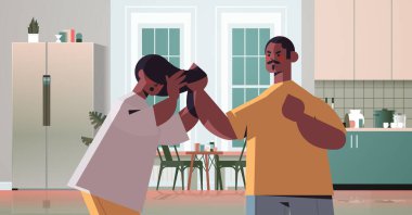 Öfkeli adam, Afro-Amerikan kadınlarına yumruk atıyor. Aile içi şiddeti ve kadınlara karşı saldırganlığı durdurun.