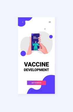 Hasta eller video görüntülü telefon ekranı aşısı sırasında kadın Arap doktorla konuşuyor.