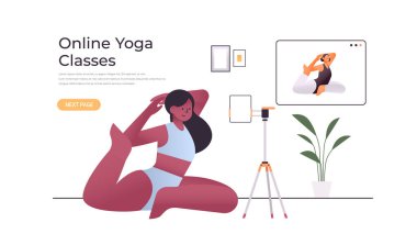 Kadın, yoga öğretmeni konseptiyle çevrimiçi video eğitim programı izlerken esneme egzersizleri yapıyor.