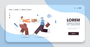 Kurye ekspres teslimat hizmeti kavramından paket alan kurye müşteriden karton kutu kabul eden bir adam.