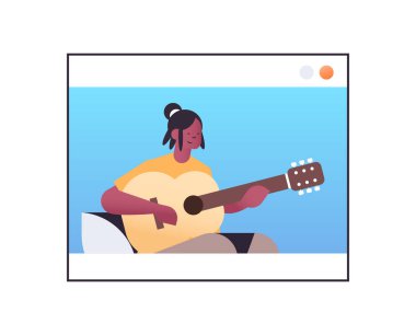Web tarayıcı penceresinde gitar çalan Afrikalı Amerikalı kadın çevrimiçi müzik teorisi konsept portresi