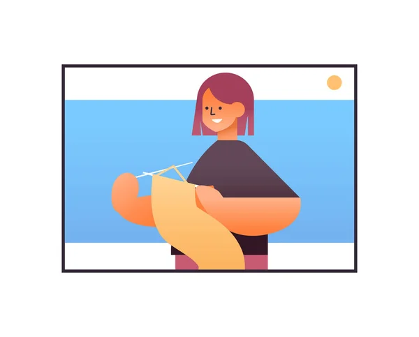Mladá žena pleteniny v okně webového prohlížeče on-line hobby kurzy pro učení pletení koncept portrét — Stockový vektor