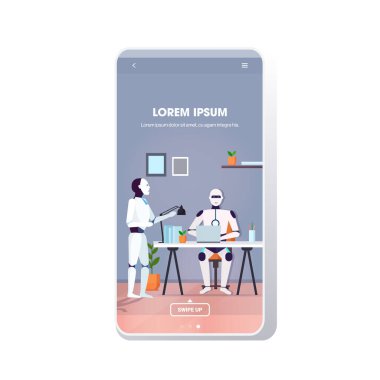 Modern robotlar iş yerinde beyin fırtınası yapan dizüstü bilgisayarlı robot iş arkadaşları kullanıyor. Yapay zeka teknolojisi kavramı modern ofis içi akıllı telefon ekranı mobil uygulaması tam boy kopyalama alanı.