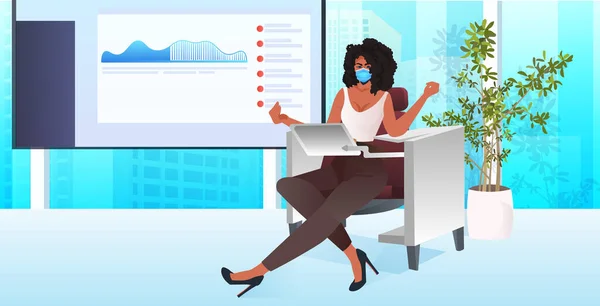 Mujer de negocios en la máscara sentado en el lugar de trabajo y el uso de la computadora portátil coronavirus pandemia concepto — Archivo Imágenes Vectoriales