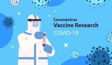 Coronavirus aşısı araştırmacısıyla laboratuvar aşısı geliştirme konsepti üzerinde çalışan bir bilim adamı elinde şişe tutuyor.