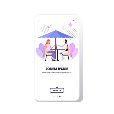 Kafe masasında oturan robotlu kadın yapay zeka teknolojisi kavramını tartışan insan robot karaktere karşı. Akıllı telefon ekranı mobil uygulama tam boy fotokopi alanı