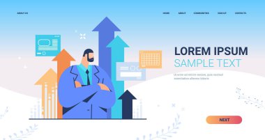 Yükselen oklarla başarılı bir iş adamı. Başarı başarı liderlik kavramı.