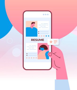 İnsan Kaynakları Müdürü, akıllı telefon ekranı işe alımındaki yeni çalışan iş adaylarının CV portföyünü seçiyor.