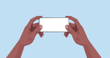 Afro-Amerikan insan eli cep telefonu kavramını kullanarak akıllı telefonu dokunmatik ekranla tutuyor.