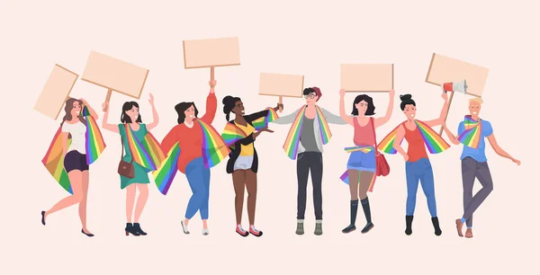 Melegek és leszbikusok lgbt szivárvány zászlókkal tiltakozó plakátokkal üres plakátok imádják a parádé büszkeség fesztivál bemutató koncepció teljes hossz vízszintes — Stock Vector