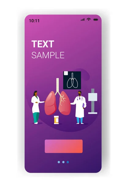 Artsen team onderzoekt menselijke longen medisch consult interne orgaan inspectie onderzoek behandeling concept smartphone scherm mobiele app volledige lengte kopieerruimte verticaal — Stockvector