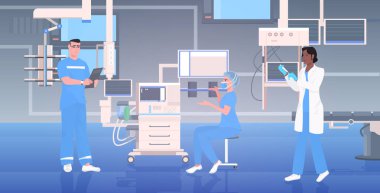 Üniformalı tıp doktorları, ameliyathane modern hastane kliniğinde birlikte çalışıyorlar. İç kısımları yoğun terapi cerrahi prosedürleri. Yatay olarak takım çalışması kavramı.