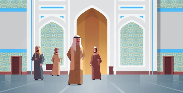 Arabscy mężczyźni przychodzi do meczetu nabawi budynek muzułmański religia pojęcie arabskie ludzie w tradycyjnych ubrania ramadan kareem święty miesiąc poziomy płaski pełna długość — Wektor stockowy