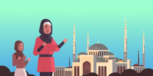 Άραβες γυναίκες έρχονται να nabawi τζαμί κτίριο ramadan Kareem ιερό μήνα θρησκεία έννοια αραβικές προσευχές σε παραδοσιακά ρούχα muslim sityscape οριζόντια επίπεδη πορτρέτο — Διανυσματικό Αρχείο
