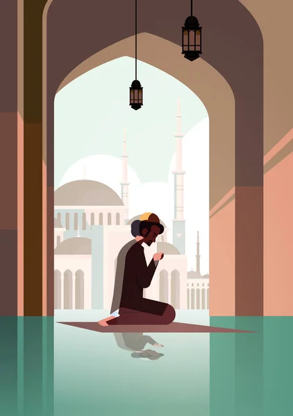 Vallási muszlim férfi térdelő szőnyegen és imádkozó belsejében mecset ramadan Kareem szent hónap vallás koncepció teljes hossz függőleges — Stock Vector