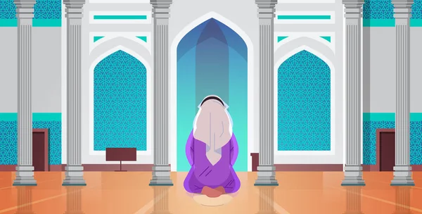 Vallási muszlim ember térdelő és imádkozó belsejében mecset épület ramadan kareem szent hónap vallás koncepció hátsó nézet teljes hossz vízszintes — Stock Vector