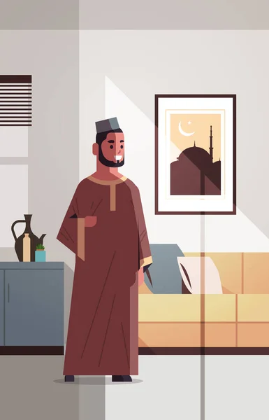 Arabische man in traditionele kleding vieren ramadan kareem heilige maand moderne woonkamer interieur platte verticale volledige lengte — Stockvector