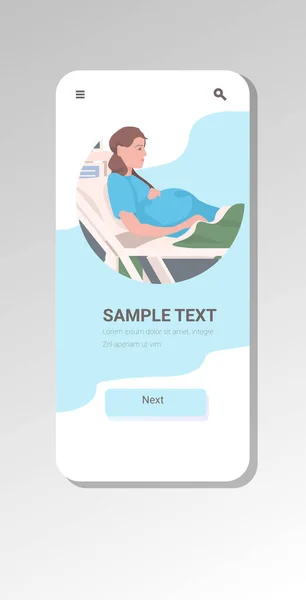 Zwanger vrouw ligt in het ziekenhuis bed voor de bevalling zwangerschap concept smartphone scherm mobiele app verticaal kopiëren ruimte portret — Stockvector