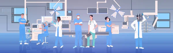 Orvosi orvos csapat egyenruhában dolgozik együtt a műtőben modern kórház klinika belső intenzív terápia sebészeti eljárások csapatmunka koncepció vízszintes teljes hossz — Stock Vector