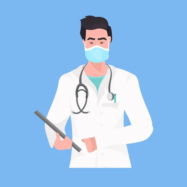 Medico di sesso maschile in uniforme azienda elenco di controllo ospedaliero lavoratore clinico indossando maschera protettiva medicina concetto sanitario ritratto — Vettoriale Stock