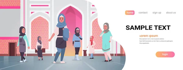 Arabische Frauen kommen in die Nabawi Moschee Gebäude muslimische Religion Konzept arabische Menschen in traditioneller Kleidung Ramadan Kareem heiligen Monat horizontal flache volle Länge Kopierraum — Stockvektor