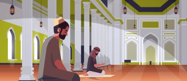 Dindar Müslüman erkekler diz çöküp dua ediyorlar. Bir camide ramazan kareem inşa ediyorlar. Kutsal ay dini kavramı tam boy yatay.