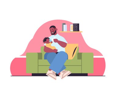 Baba, küçük oğlunu süt şişesiyle besliyor. Babalık kavramı. Baba, bebekle vakit geçiriyor.