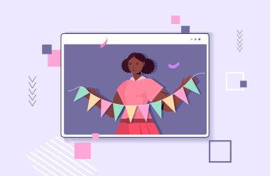 Online doğum gününü kutlayan kadın elinde renkli kağıt bayrak taşıyan bilgisayar vitrininde