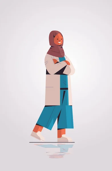 Мусульманська жінка-лікар в уніформі арабська жінка-медик стоїть позу медицини охорони здоров'я — стоковий вектор