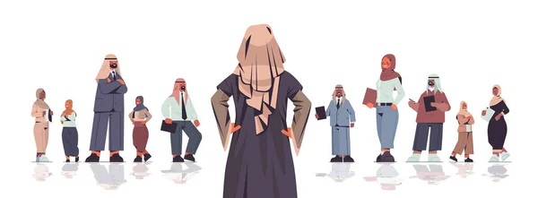 Οπισθοφυλακή επιχειρηματίας στέκεται μπροστά από αραβικά επιχειρηματίες επικεφαλής ομάδα ηγετική ιδέα — Διανυσματικό Αρχείο