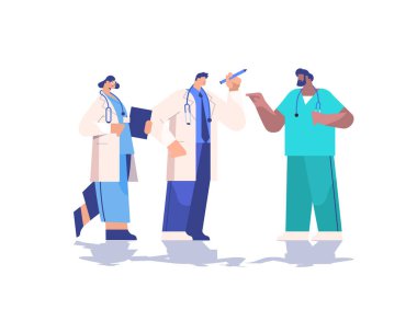 Sağlık hizmetleri kavramını tartışan üniformalı yarış doktorları.