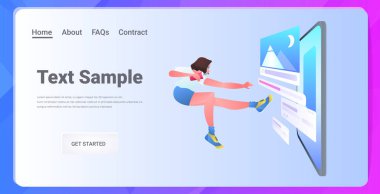 Mobil web sitesi oluşturan kadın geliştirici ui web uygulama geliştirme programı yazılım optimizasyonu