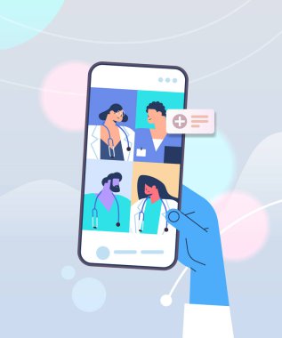 Hasta, video görüşmesi sırasında akıllı telefon ekranlarında doktorlarla konuşuyor. Çevrimiçi danışmanlık sağlık hizmetleri