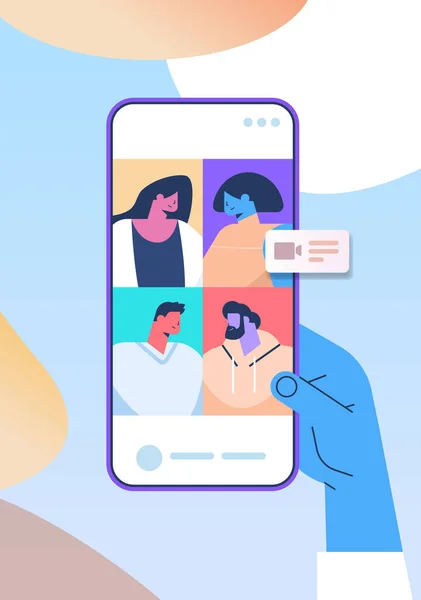 Mano usando la aplicación móvil para reuniones de conferencias virtuales que los amigos discuten durante la videollamada en la pantalla del teléfono inteligente — Archivo Imágenes Vectoriales