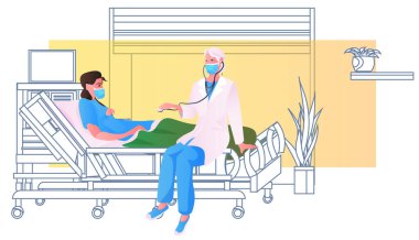 Steteskop kullanan maskeli bir doktor hastane yatağında yatan jinekoloji konsültasyonundaki hamile kadını muayene ediyor.