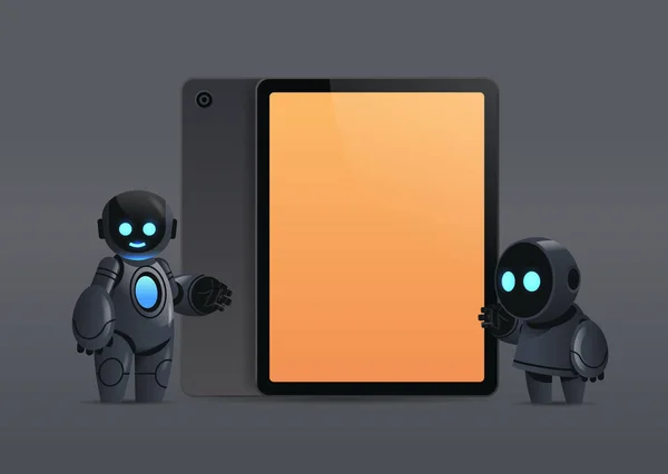 Moderna pareja de robots de pie cerca de la tableta PC con pantalla en blanco carácter robótico tecnología de inteligencia artificial — Vector de stock