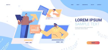 İş adamları yapboz parçalarını bir araya getiriyor takım çalışması kavramı yatay portresi