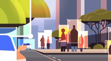 Şehir yollarındaki insan ve arabaların tespiti ve kimlikleri yüz tanıma programında büyük veri kavramını analiz ediyor.