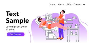 Maskeli bir güzellik uzmanı kaplıca salonunda saç çıkarma prosedürü gören bir kadına epilasyon lazer tedavisi uyguluyor.