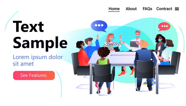 Mezclar raza empresarios equipo en máscaras discutir durante la reunión de chat burbuja de comunicación lluvia de ideas — Archivo Imágenes Vectoriales