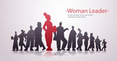 Kırmızı iş kadını lider silueti iş adamlarının liderlik yarışmasının önünde duruyor