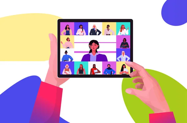 Ανθρώπινα χέρια χρησιμοποιώντας tablet PC συζητώντας με τους ηγέτες των επιχειρήσεων μείγμα φυλή κατά τη διάρκεια βίντεο κλήση εικονικό συνέδριο — Διανυσματικό Αρχείο