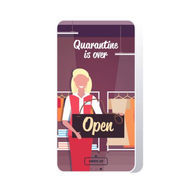 Kadın tezgahtarın elinde açık tabela Coronavirus karantinası Covid-19 'a karşı zaferi bitiriyor.