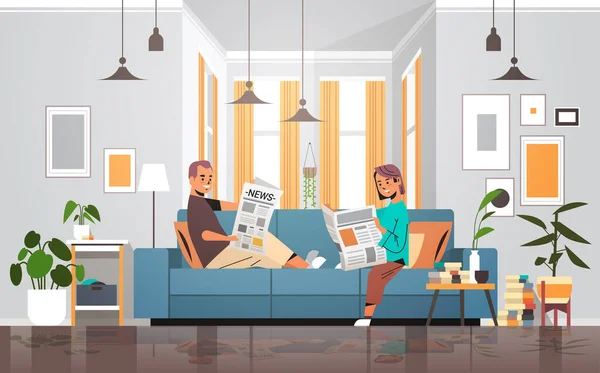Par håller tidningar man kvinna sitter i soffan läser dagliga nyheter press massmedia koncept — Stock vektor