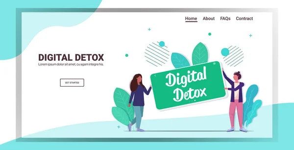 Mix race girls holding cellphone dengan teks detox digital di layar wanita meninggalkan gadget - Stok Vektor