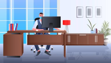 Maskeli iş adamı ofis koronavirüs karantinasında çalışıyor.