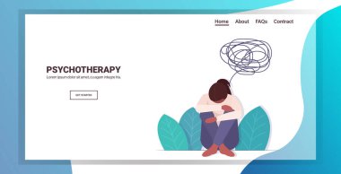 Depresyondaki şaşkın düşünceleri olan üzgün kadın psikoterapi kavramını strese sokuyor.