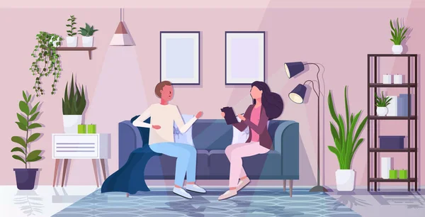 Mann mit Psychologe sitzt auf Sofa Psychotherapeut berät Patientin während Psychotherapie-Sitzung — Stockvektor