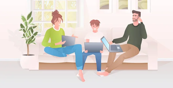 Genitori con bambino utilizzando computer portatili famiglia felice trascorrere del tempo insieme moderno soggiorno interno — Vettoriale Stock