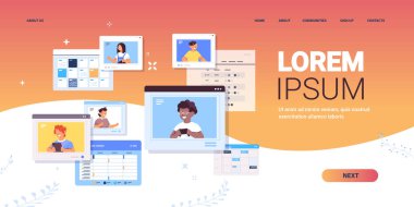 okul çocukları dijital aygıtlar kullanarak web tarayıcı pencerelerinde tartışan yarış öğrencilerini harmanlıyor